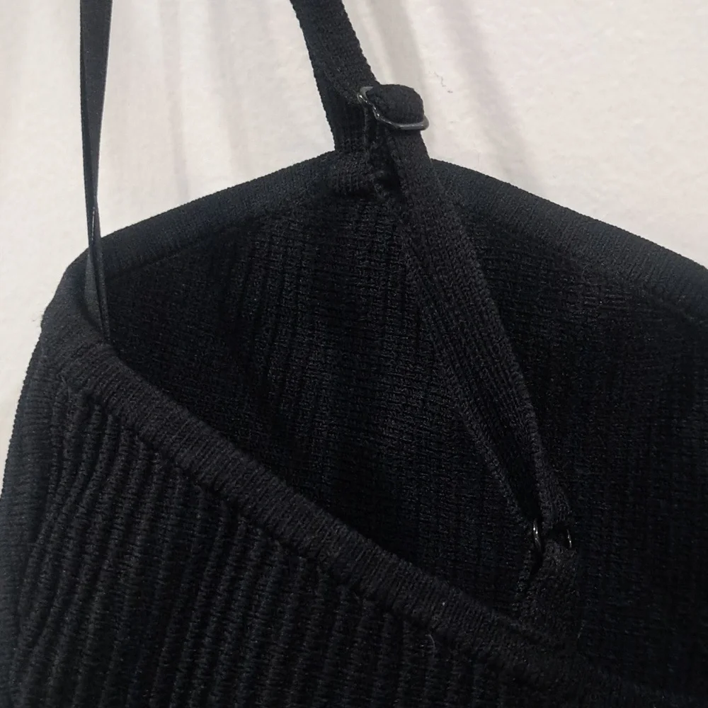 Babaton Black Ribbed Sweetheart Crop Cami with Double Straps - Picture 3 of 5